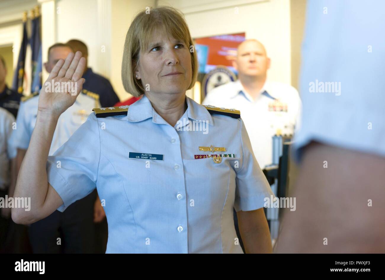 Coast Guard hinten Adm. Meredith Austin, Commander, 5 Coast Guard Bezirk, wiederholt den Eid der Dienstzeit während ihrer Re - Rekrutierung und Förderung Zeremonie an der Portsmouth Federal Building in Portsmouth, Virginia, 28. Juni 2017. Austin wurde von konteradmiral untere Hälfte zum hinteren Admiral obere Hälfte gefördert. Stockfoto