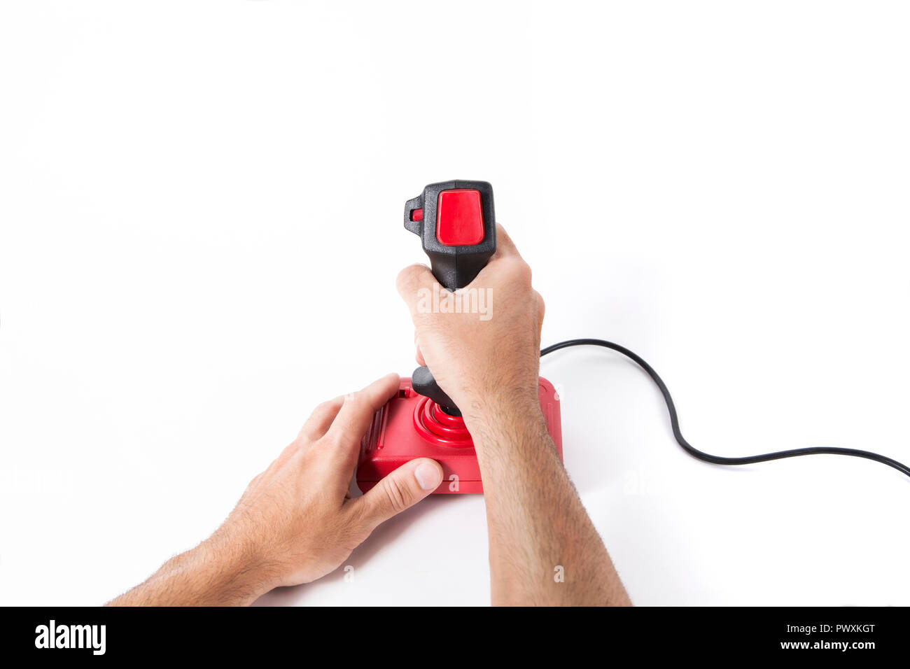 Mann spielt mit Joystick Stockfoto