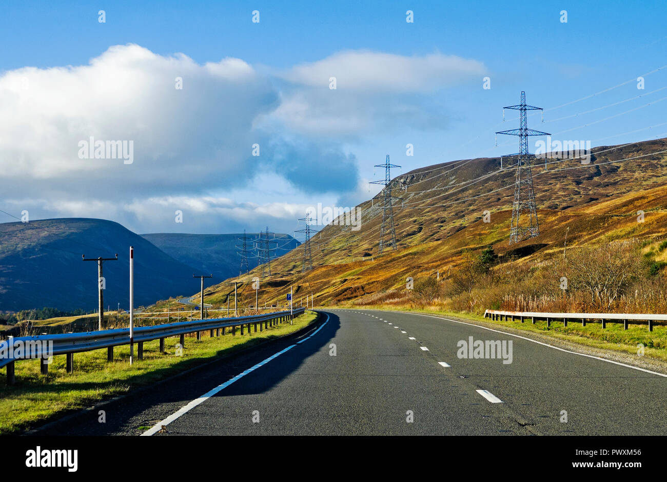 Aufdringlich am Straßenrand Strommasten in der Nähe der Gipfel des Drumochter Pass auf der A 9 Trunk Road, Scottish Highlands, Schottland, Großbritannien. Stockfoto
