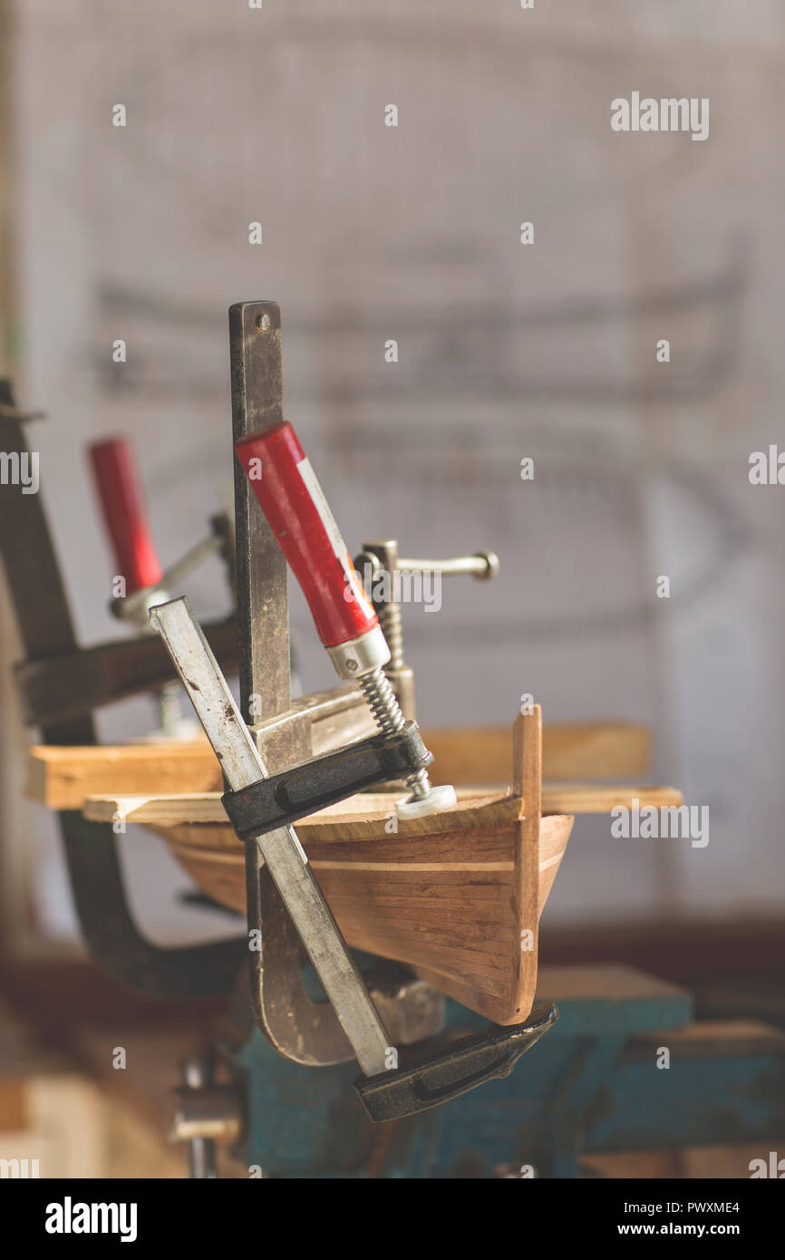 Alter Mann an der Schaffung eines hölzernen Modell eines Bootes Stockfoto