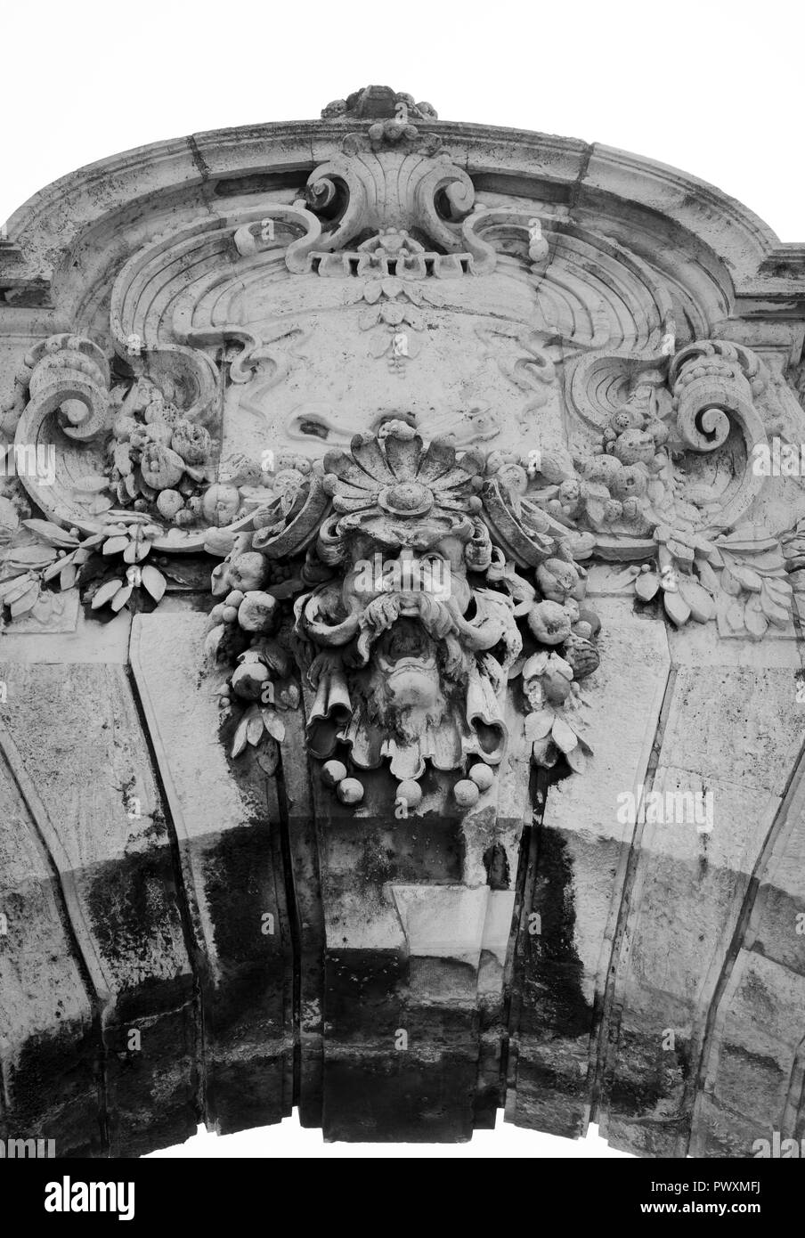 Budapest, Ungarn - 5. August 2018: Detail der Tor in die Budaer Burg in Schwarz und Weiß Stockfoto