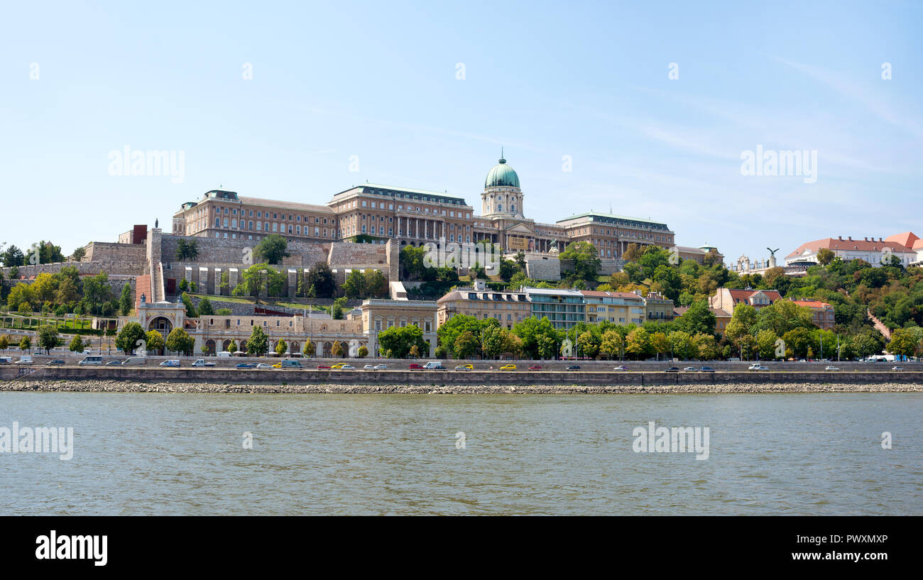 Budapest, Ungarn - 5 August, 2018: Blick von der Donau der Budaer Burg wurde von der UNESCO als Weltkulturerbe im Jahr 1987 aufgeführt. Stockfoto