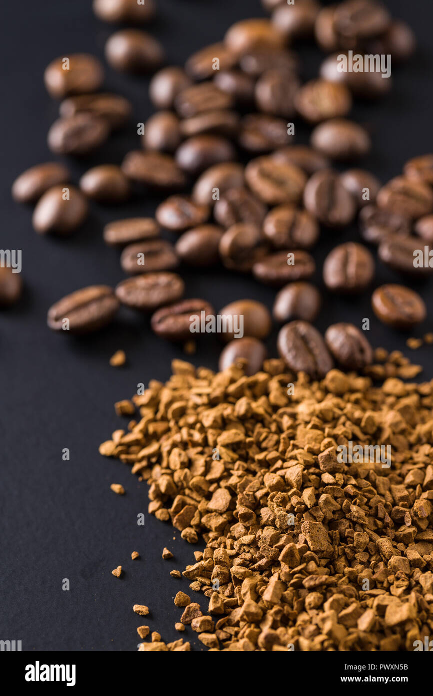 Die Instant Kaffee und Kaffeebohnen auf Schwarz. Stockfoto