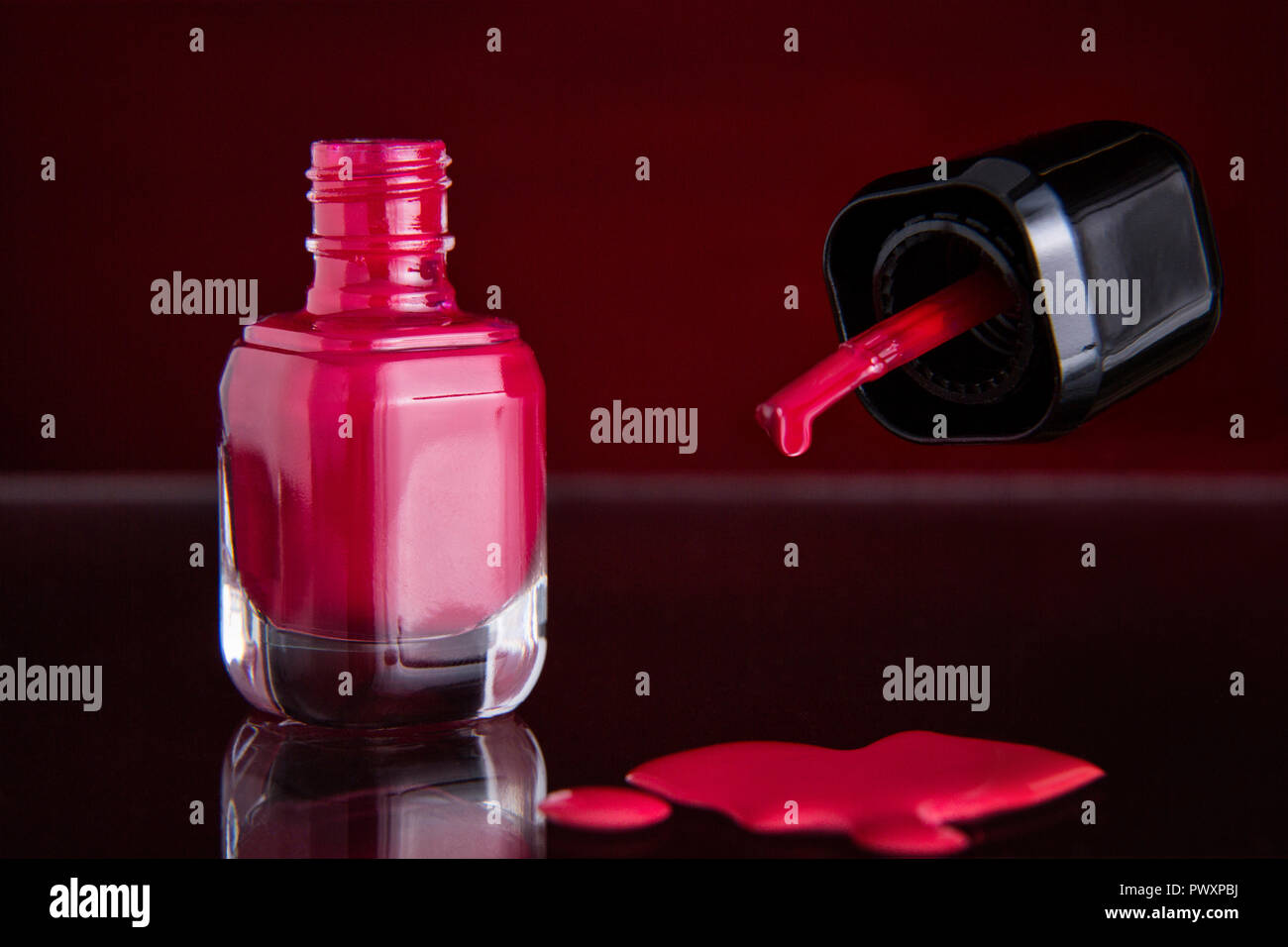 Closup eine Flasche roten Nagellack mit Pinsel und verschüttete Nagellack Stockfoto