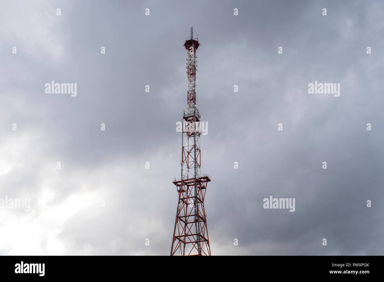 Telecommunication Tower mit Panel Antennen und radio Antennen und Satellitenschüsseln für mobile Kommunikation 2G, 3G, 4G, 5G mit roten Zaun um Abschleppen Stockfoto