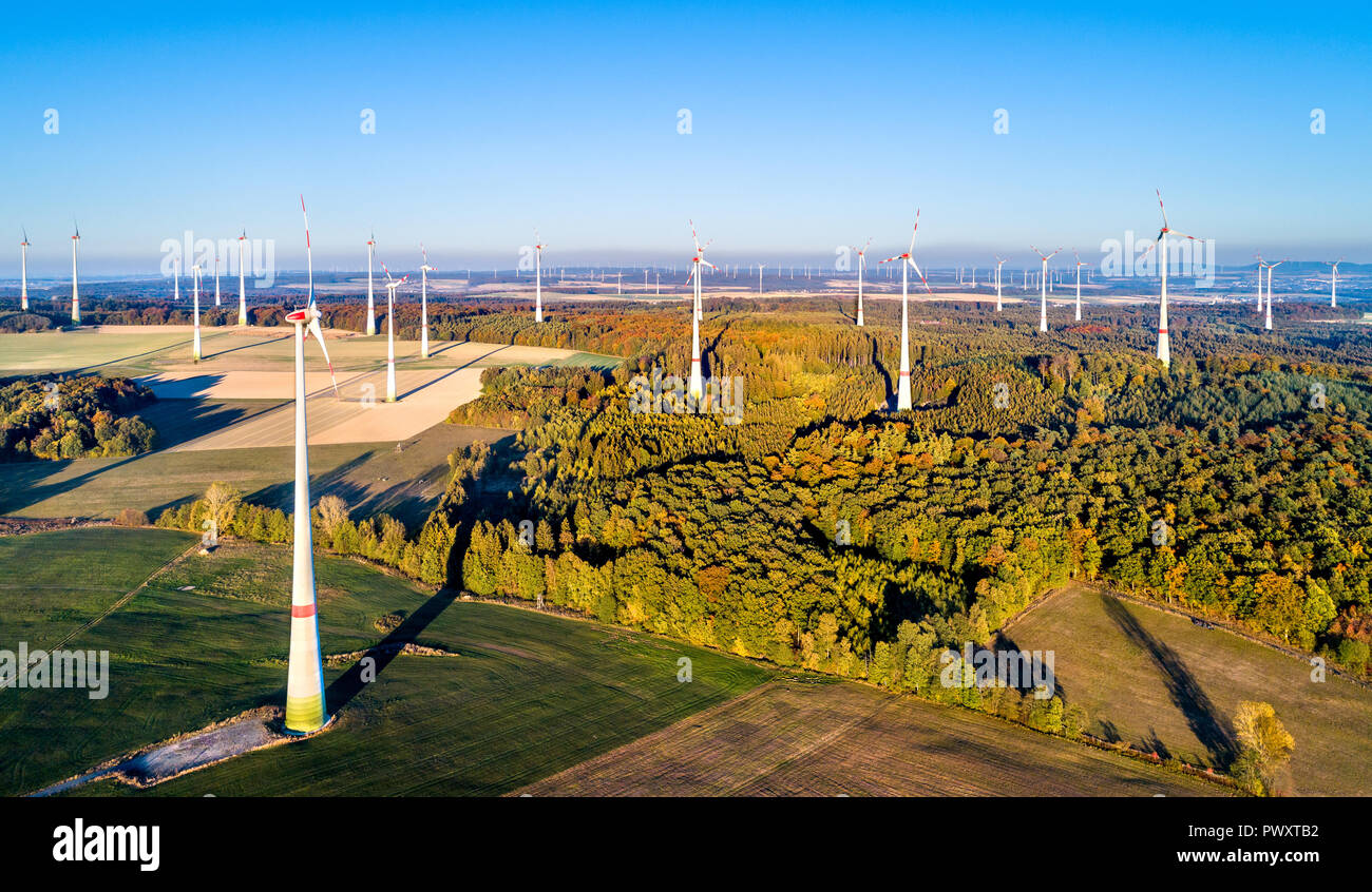 Luftaufnahme eines Windparks in Deutschland Stockfoto