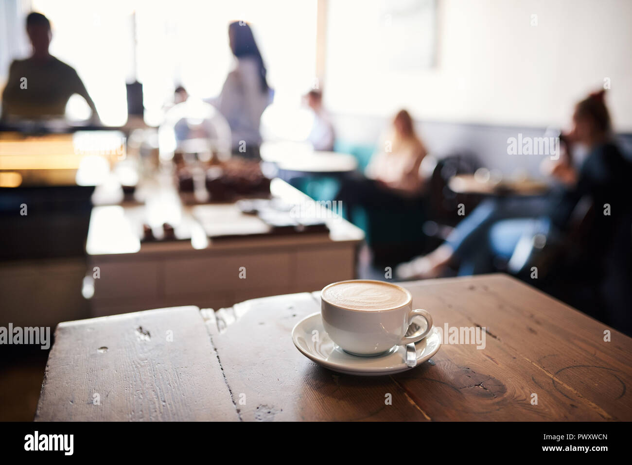 Cappuccino sitzen auf einem hölzernen Coffee shop Tabelle Stockfoto