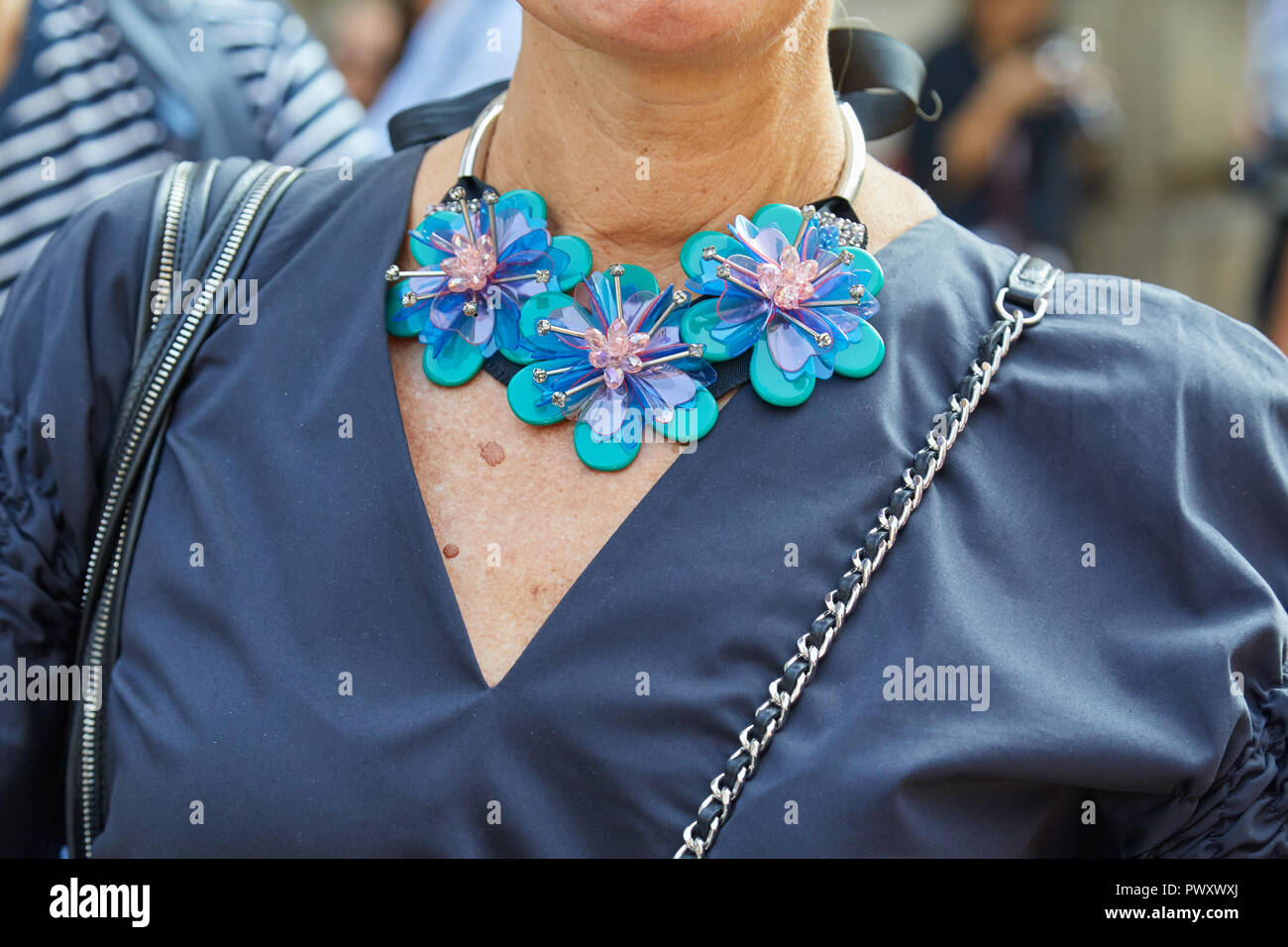 Mailand, Italien - 21 SEPTEMBER 2018: Frau mit blauen Blüten Halskette und Kleid vor sportmax fashion show, Mailand Fashion Week street style Stockfoto