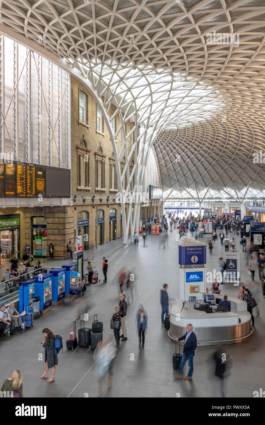 King's Cross Station. Dies ist eine neue Bahnhofshalle, entworfen vom Architekten John McAslan. Ultra Violet decke Beleuchtung ist für langweilige Tage verwendet. Stockfoto