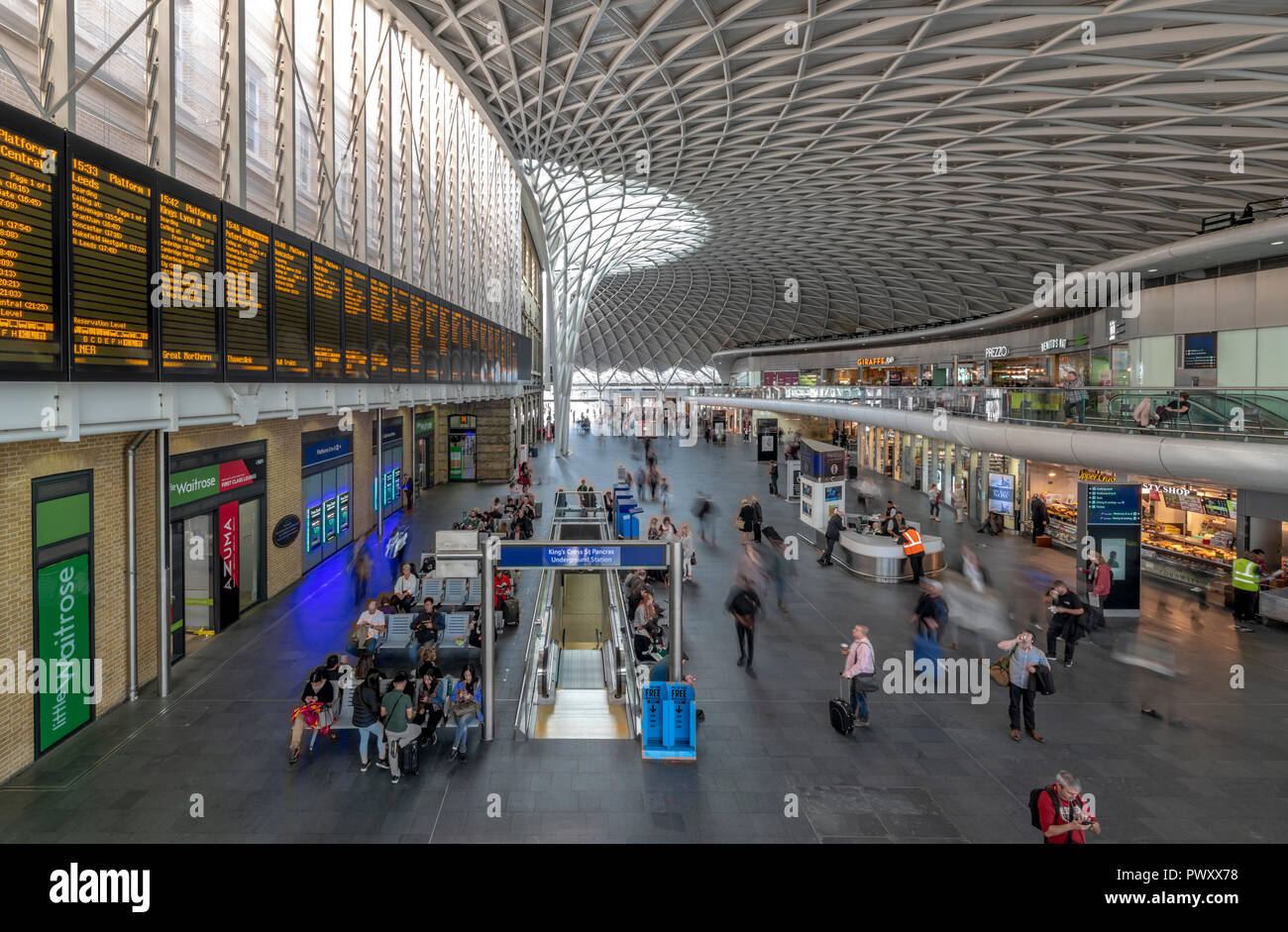 King's Cross Station. Dies ist eine neue Bahnhofshalle, entworfen vom Architekten John McAslan. Ultra Violet decke Beleuchtung ist für langweilige Tage verwendet. Stockfoto