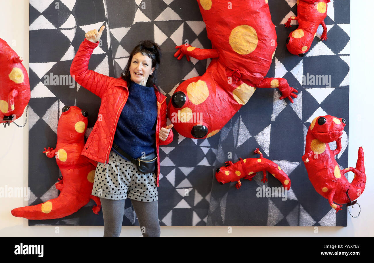 Turner Preis nominierten Künstler Monster Chetwynd mit Ihrer Installation von 2 alamanders', die in der neuen Ausstellung bietet jetzt im Scottish National Gallery of Modern Art in Edinburgh betitelt. Stockfoto