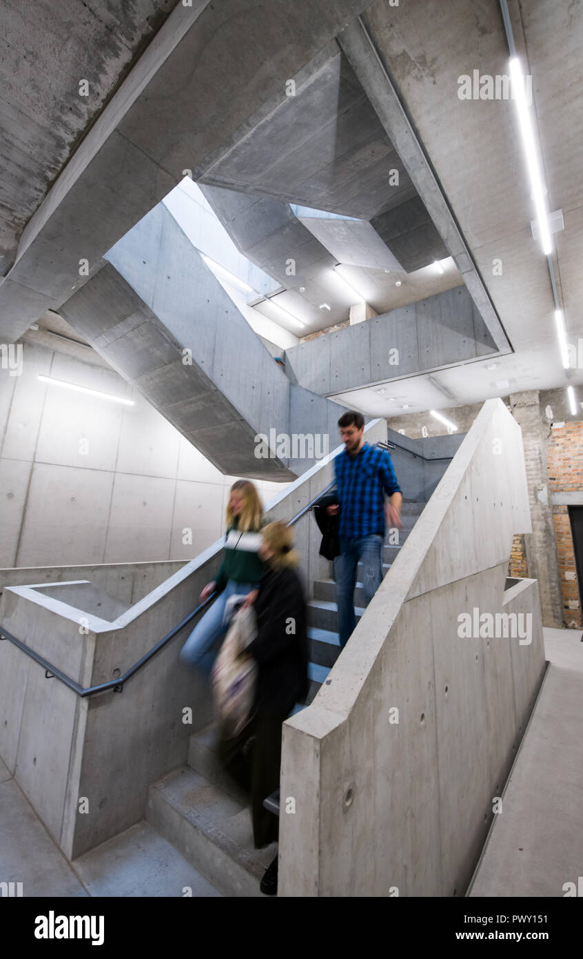 Berlin, Deutschland. Okt, 2018 18. Studenten Spaziergang durch das Treppenhaus des Neubaus der Hochschule für Schauspielkunst Ernst Busch in Berlin Mitte. Die Schule ist eine der wichtigsten Adressen für Junge Deutsche Theater und schauspielerisches Talent. Quelle: Bernd von Jutrczenka/dpa/Alamy leben Nachrichten Stockfoto