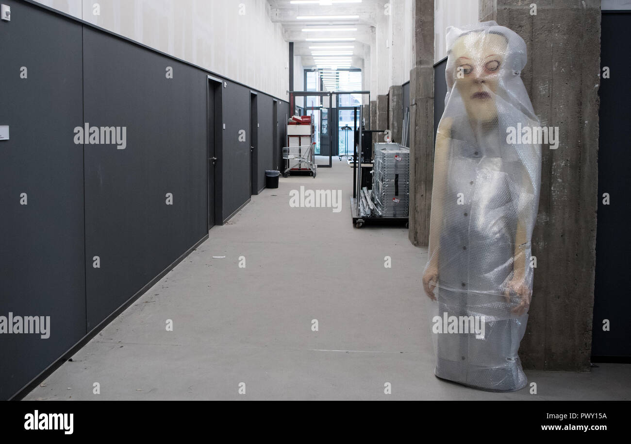 Berlin, Deutschland. Okt, 2018 18. Eine große verpackt Puppe steht in einem Flur des Neubaus der Hochschule für Schauspielkunst Ernst Busch in Berlin Mitte. Die Schule ist eine der wichtigsten Adressen für Junge Deutsche Theater und schauspielerisches Talent. Quelle: Bernd von Jutrczenka/dpa/Alamy leben Nachrichten Stockfoto
