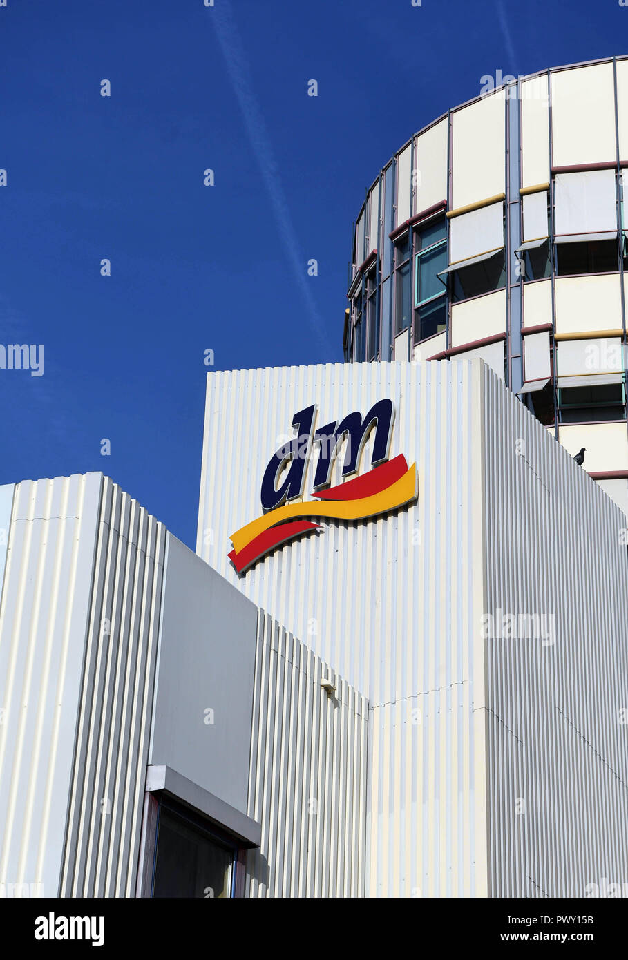 Karlsruhe, Deutschland. Okt, 2018 18. Außerhalb Foto der Hauptsitz der Drogeriemarktkette dm in Karlsruhe mit einem Dm-Logo, vor dem Start der Jahrespressekonferenz der Apotheke Gruppe. Credit: Uli Deck / dpa/Alamy leben Nachrichten Stockfoto