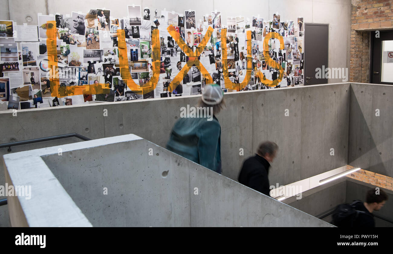 Berlin, Deutschland. Okt, 2018 18. Studenten Spaziergang durch das Treppenhaus des Neubaus der Hochschule für Schauspielkunst Ernst Busch in Berlin Mitte. Die Schule ist eine der wichtigsten Adressen für Junge Deutsche Theater und schauspielerisches Talent. Quelle: Bernd von Jutrczenka/dpa/Alamy leben Nachrichten Stockfoto