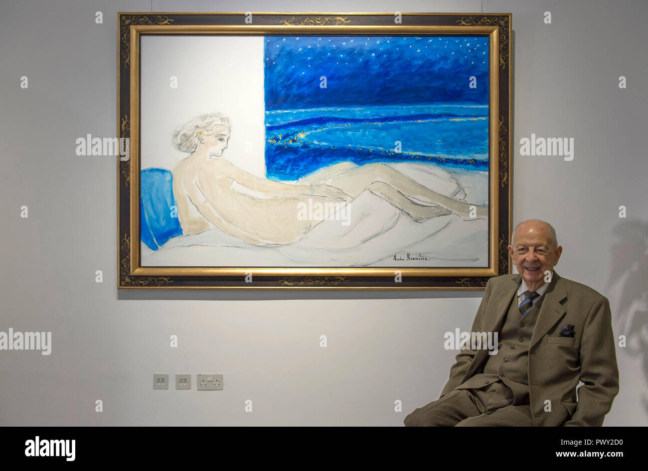 Opera Gallery, New Bond Street, London, UK. 18. Oktober, 2018. 90 Jahre alten französischen fauvist Künstler André Brasilier besucht die Eröffnung einer Retrospektive seiner Arbeit, begleitet von seiner Frau und Muse, Chantal. Brasilier war der erste Künstler, den Prix de Rome zu gewinnen, war er sehr bewundert von Marc Chagall, und er zählte, Jacqueline Roque als einer seiner guten Freunde. Allerdings, so wie Leon Kossoff Brasilier hat immer eine niedrige Profil gehalten. Bild: Brasilier, Sitz, vor seinem Werk La nuit, 2018. Credit: Malcolm Park/Alamy Leben Nachrichten. Stockfoto