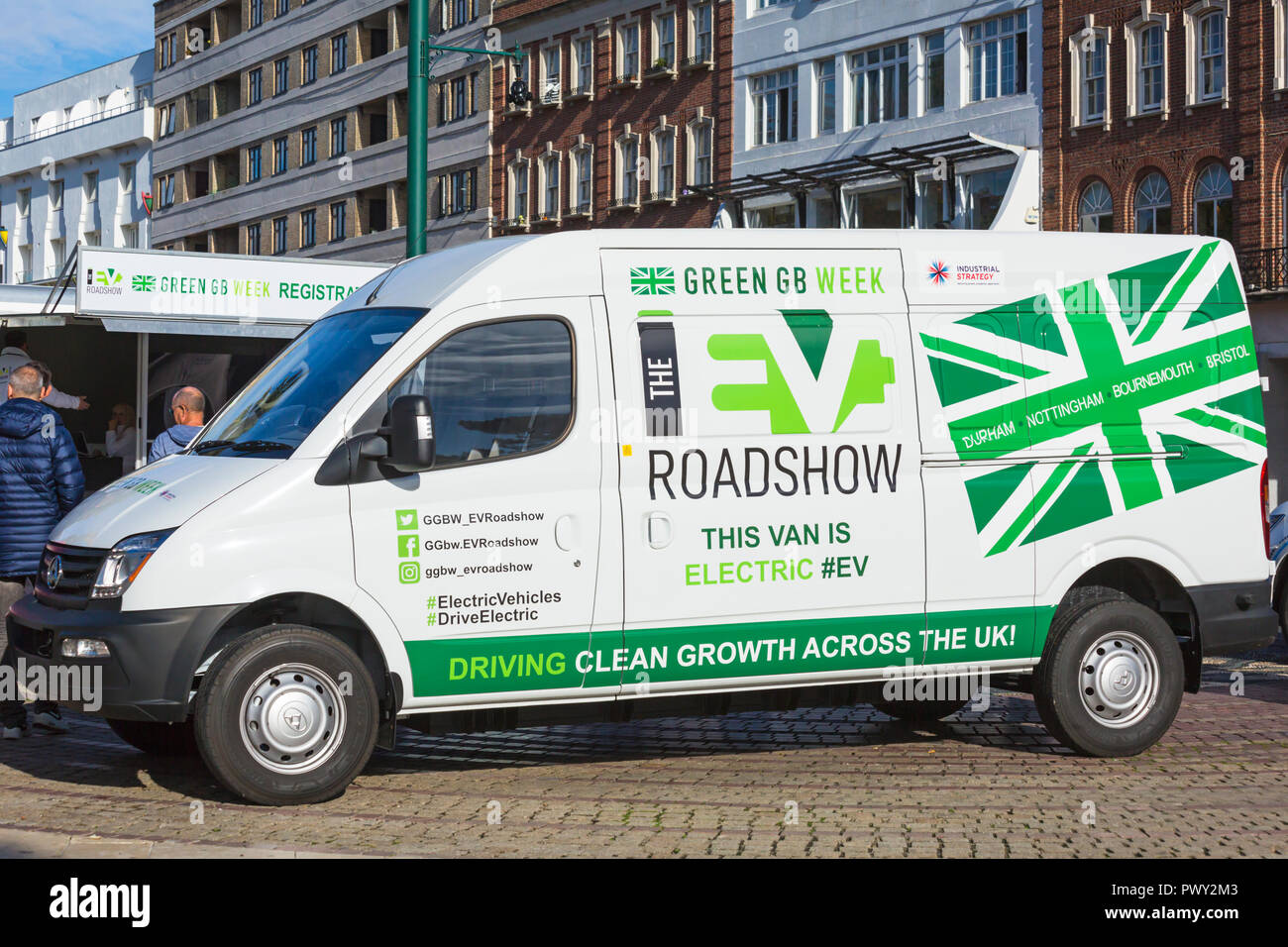 Bournemouth, Dorset UK. Okt 2018 18. Die neuesten elektrischen und Ultra-low emission vehicles (ULEVs) sind in Bournemouth Square als Teil der Regierung Grüne GB Großbritannien Woche (grüne Woche) zu feiern Sauber Wachstum und fördern die modernste, umweltfreundliche und kostengünstige Modelle von Elektrofahrzeugen mit der neuesten innovativen Technologie von einigen der weltweit führenden Automobilhersteller präsentiert. LDV Leyland DAF van, EV 80 Elektrotransporter Förderung der Veranstaltung. Credit: Carolyn Jenkins/Alamy leben Nachrichten Stockfoto