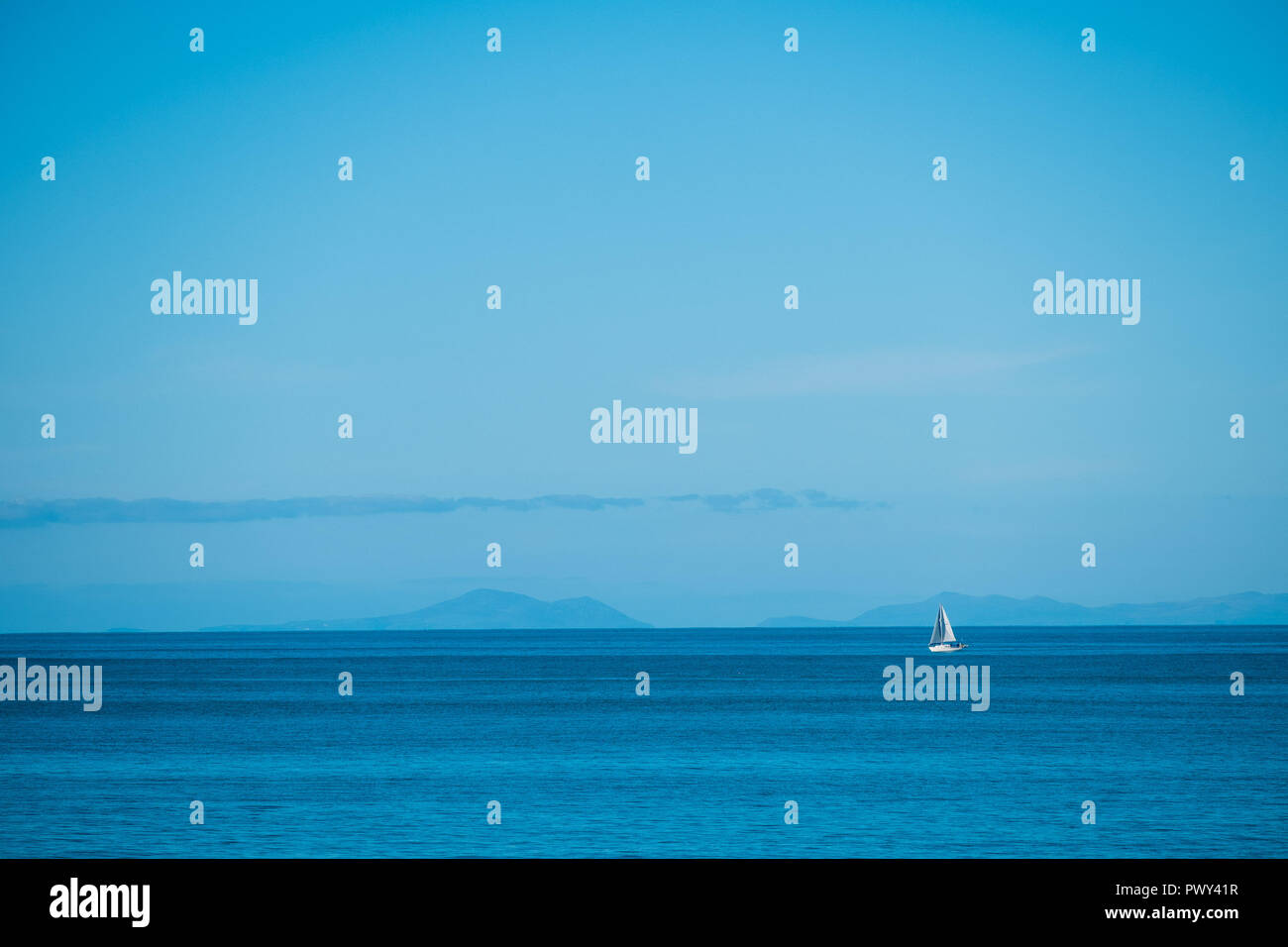Aberystwyth Wales UK, Donnerstag, 18. Okt 2018. UK Wetter: Eine Yacht auf dem Fat ruhige See auf einem herrlich sonnigen und warmen Nachmittag in Aberystwyth an der Westküste von Wales Photo credit Keith Morris/Alamy leben Nachrichten Stockfoto