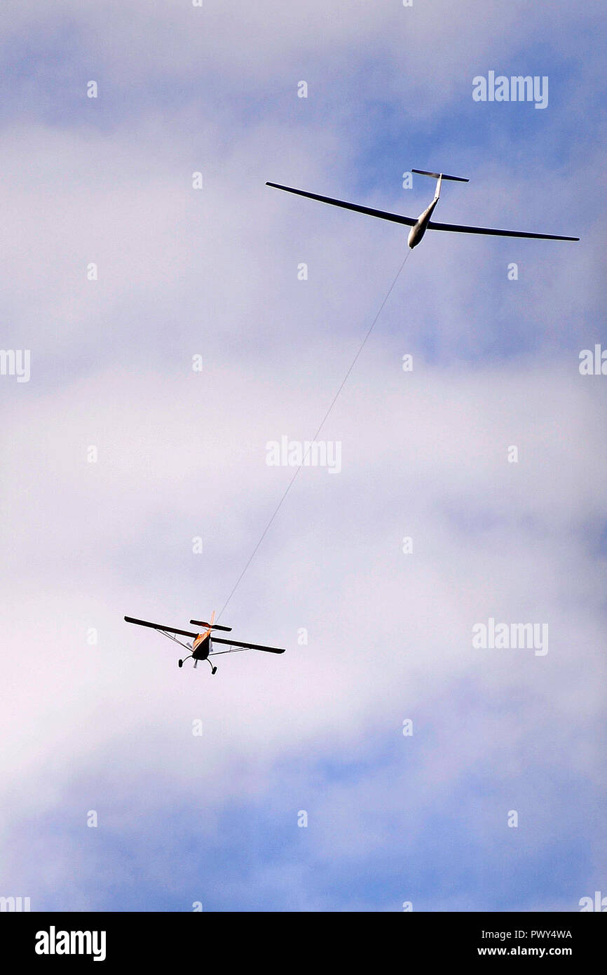 Kinross, Schottland, Vereinigtes Königreich, 18, Oktober, 2018. Ein Segelflugzeug und schleppflugzeug Fliegen über Loch Leven in der Nähe der Schottischen Segelfliegen Zentrum an einem schönen Herbsttag. © Ken Jack/Alamy leben Nachrichten Stockfoto