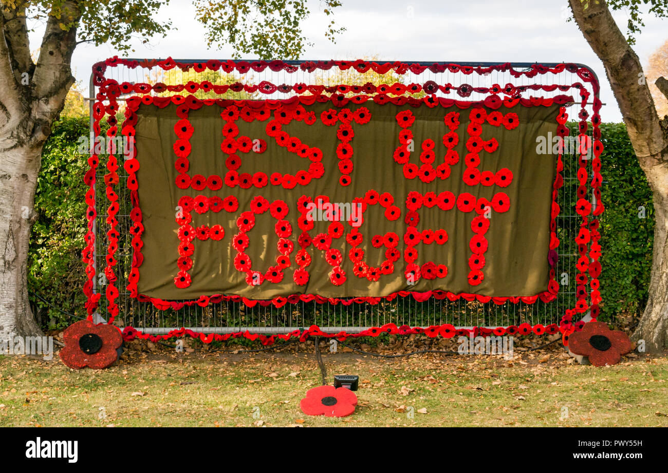 Aberlady Memorial Garden, Aberlady, East Lothian, Schottland, Vereinigtes Königreich, 18. Oktober 2018. Mohnblume Schottland farbenfrohen Display von handgefertigten Gestricken Mohn den 100. Jahrestag der RAF und der Waffenstillstand Stockfoto