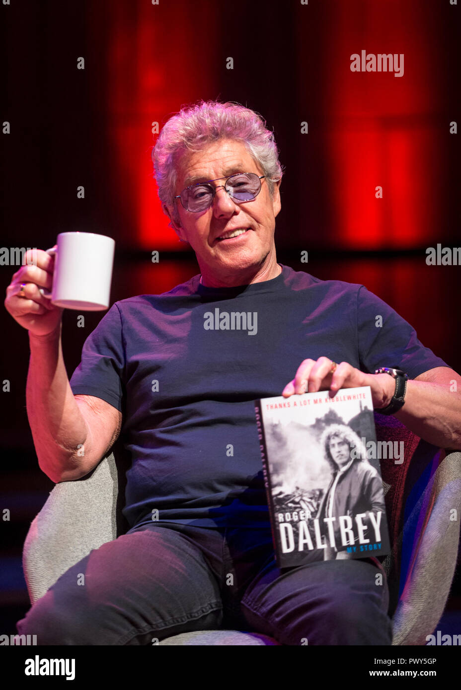 London, Großbritannien. 18. Oktober 2018. Der frontmann Roger Daltrey präsentiert seine neue Abhandlung "Vielen Dank, Herr Kibblewhite: Meine Geschichte' in der Royal Festival Hall, am Tag ihrer Veröffentlichung. Die Buchvorstellung fällt mit der Eröffnung der zwölften Londoner Southbank Centre Literatur Festival, das auch Erscheinungen sieht aus Akala, Mary Beard, Salman Rushdie, Sue Perkins, Riz Ahmed, Julian Clary, Carol Ann Duffy, Sally Field und mehr. Das Festival läuft 18-28 Oktober. Credit: Stephen Chung/Alamy leben Nachrichten Stockfoto