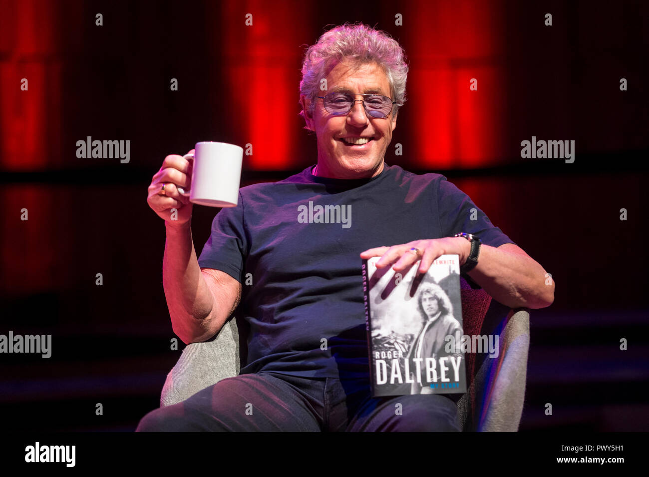 London, Großbritannien. 18. Oktober 2018. Der frontmann Roger Daltrey präsentiert seine neue Abhandlung "Vielen Dank, Herr Kibblewhite: Meine Geschichte' in der Royal Festival Hall, am Tag ihrer Veröffentlichung. Die Buchvorstellung fällt mit der Eröffnung der zwölften Londoner Southbank Centre Literatur Festival, das auch Erscheinungen sieht aus Akala, Mary Beard, Salman Rushdie, Sue Perkins, Riz Ahmed, Julian Clary, Carol Ann Duffy, Sally Field und mehr. Das Festival läuft 18-28 Oktober. Credit: Stephen Chung/Alamy leben Nachrichten Stockfoto