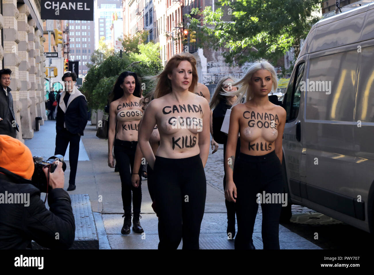 New York, NY, USA. 18. Okt. 2018. Amerikanische Tierschutzorganisation, die Menschen für die ethische Behandlung der Tiere (PETA) ein Protest Aktion außerhalb von Kanada's Gans SOHO store am 18. inszeniert. Oktober 2018, wobei die Verwendung von tierischem Fell in der äußeren Winter - tragen Unternehmen Lieferprogramm. © 2018 G. Ronald Lopez/DigiPixsAgain. us/Alamy leben Nachrichten Stockfoto