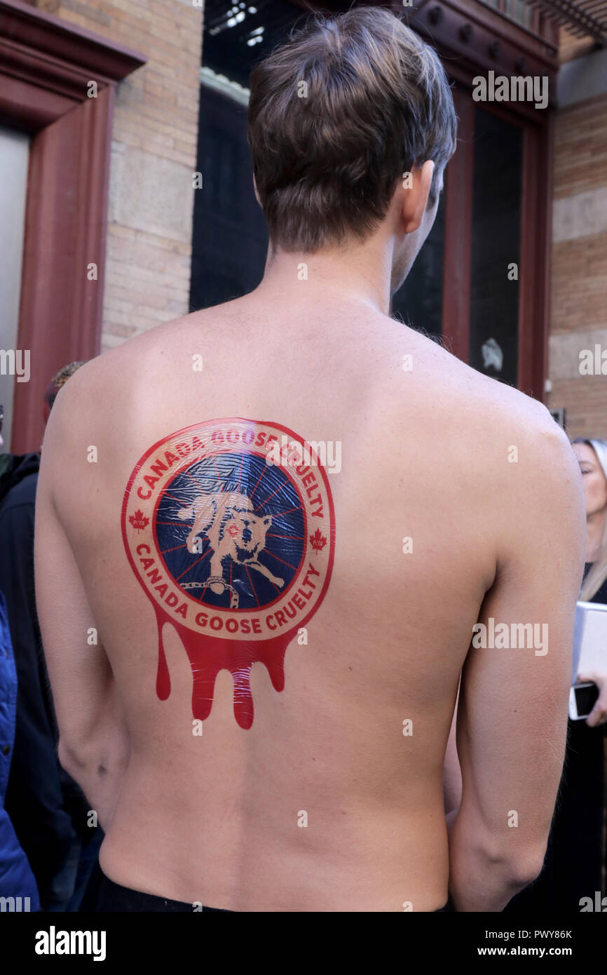 New York City, New York, USA. Okt, 2018 18. Amerikanische Tierschutzorganisation, die Menschen für die ethische Behandlung der Tiere (PETA) ein Protest Aktion außerhalb von Kanada's Gans SOHO store am 18. inszeniert. Oktober 2018, wobei die Verwendung von tierischem Fell in der äußeren Winter - tragen Unternehmen Lieferprogramm. Credit: G. Ronald Lopez/ZUMA Draht/Alamy leben Nachrichten Stockfoto