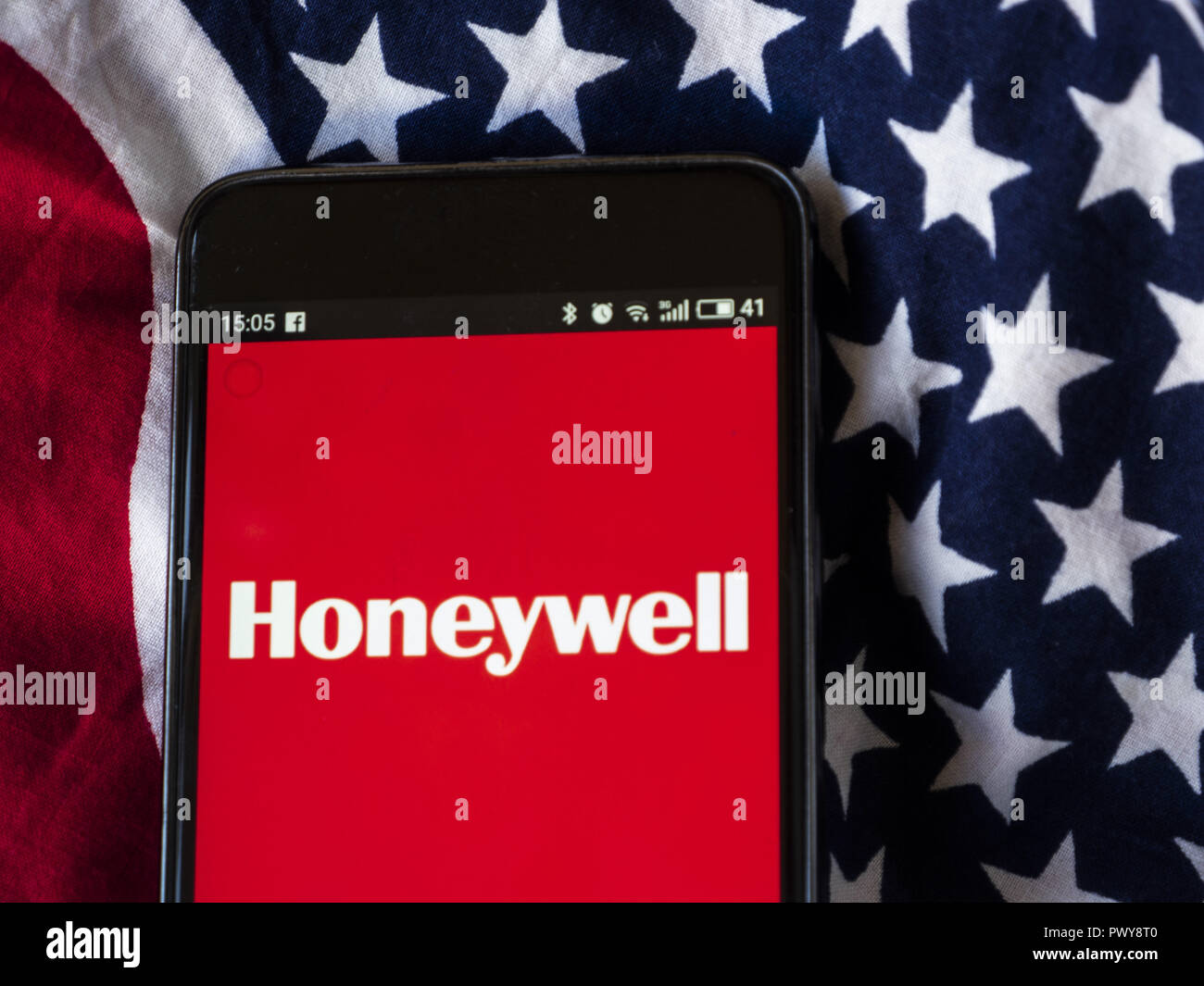 Kiew, Ukraine. Okt, 2018 18. Honeywell Logo auf dem Smartphone angezeigt. Honeywell International Inc. ist eine US-amerikanische multinationale Konglomerat Unternehmen, das eine Vielzahl von Handels- und Konsumgüter, technische Dienstleistungen und Systeme für die Luft- und Raumfahrt für eine Vielzahl von Kunden, von privaten Verbrauchern zu großen Konzernen und Regierungen. Quelle: Igor Golovniov/SOPA Images/ZUMA Draht/Alamy leben Nachrichten Stockfoto