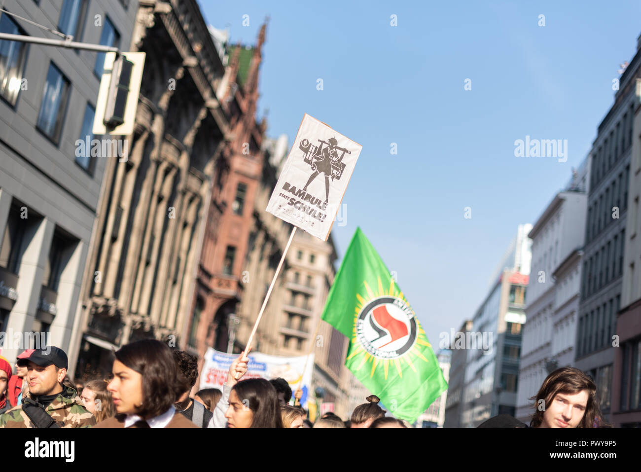 Ein Student ist gesehen hält ein Plakat in der Schule treffen. Hunderte von Studenten während der Schule Streik für einen fairen und selbst gestalteten Bildungssystem zu demonstrieren. Stockfoto