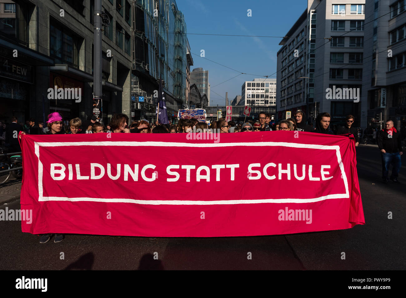 Protester werden gesehen, halten ein Banner auf Bildung geschrieben statt der Schule während der Schule Streik Hunderte von Studenten während der Schule Streik für einen fairen und selbst gestalteten Bildungssystem zu demonstrieren. Stockfoto