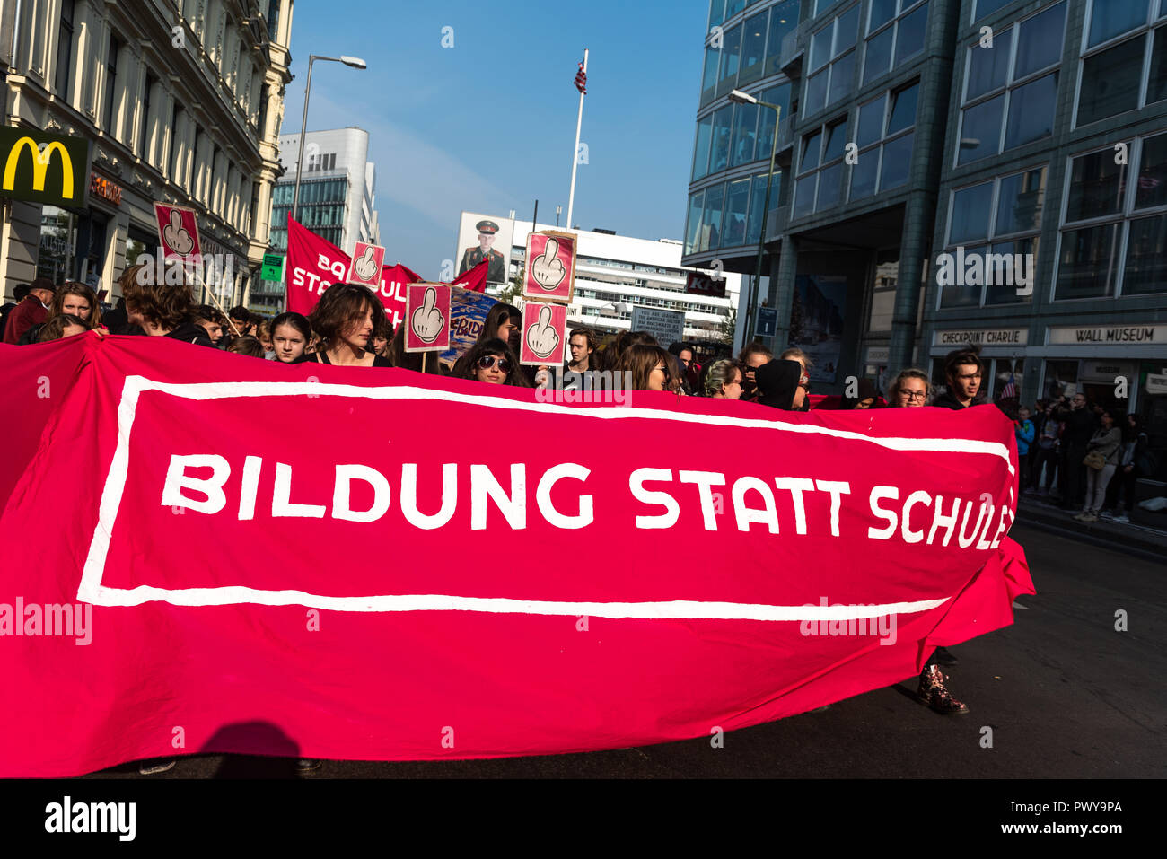 Protester werden gesehen, halten ein Banner auf Bildung geschrieben statt der Schule während der Schule Streik Hunderte von Studenten während der Schule Streik für einen fairen und selbst gestalteten Bildungssystem zu demonstrieren. Stockfoto