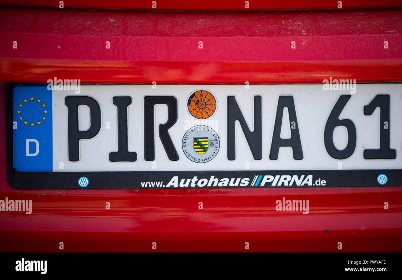 Pirna, Deutschland. 17 Okt, 2018. Auf dem Nummernschild eines Autos der Hub Pirna 61. geschrieben wird (auf 'PIR-AT-Trend zum Heimatkennzeichen in Sachsen ungebrochen" vom 19.10.2018) Credit: Monika Skolimowska/dpa-Zentralbild/ZB/dpa/Alamy leben Nachrichten Stockfoto