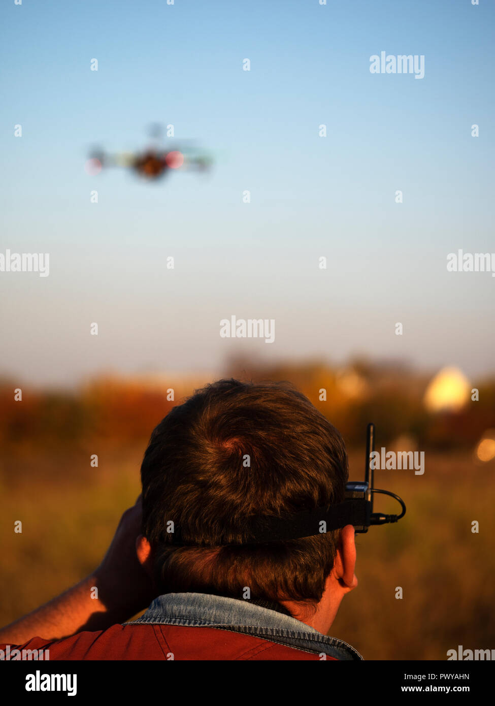Mann gesehen, die eine Drohne mit Fernbedienung. Stockfoto