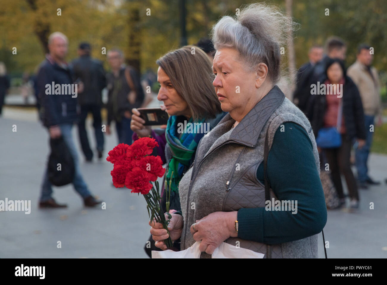 Moskau, Russland. 17. Oktober, 2018. Frau mit Blumen in der Nähe des WWII Hero Städte Denkmal der Stadt Kertsch in der Innenstadt von Moskau am 18. Oktober 2018, ein Tag, nachdem ein 18-jähriger Schüler das Feuer auf seine Mitschüler, lassen Sie dabei mindestens 21 Menschen getötet und Dutzende in der Krim an der Technischen Hochschule in Kertsch, Krim verletzt. Credit: Victor Vytolskiy/Alamy leben Nachrichten Stockfoto