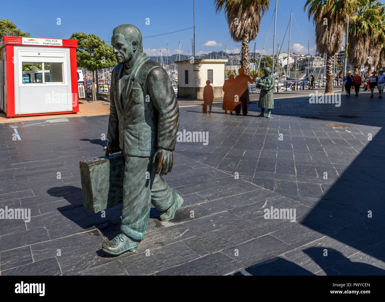 Monumento al emigrante en la Ciudad de Vigo. Eine Gruppe von Statuen von Bildhauer Ramón Conde außerhalb von vigo Port Terminal Spanien Stockfoto