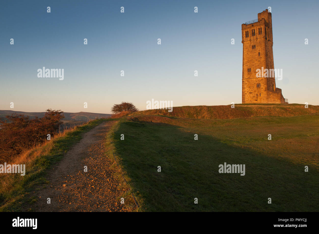 Victoria Tower auf Castle Hill, einem antiken Monument im Almondbury mit Blick auf Huddersfield in der Metropolitan Borough Kirklees, West Yorks Stockfoto