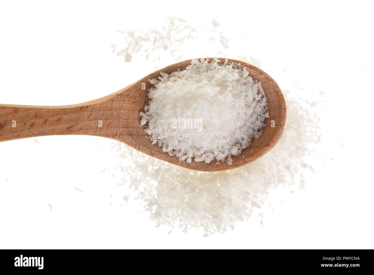 Haufen Kokosraspeln in hölzernen Löffel auf weißem Hintergrund. Stockfoto