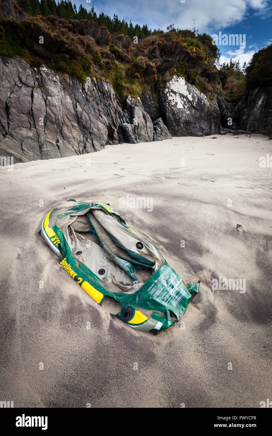 Eine verlorene schmuddelig wurde fast komplett im Sand auf einem abgelegenen Strand begraben Stockfoto