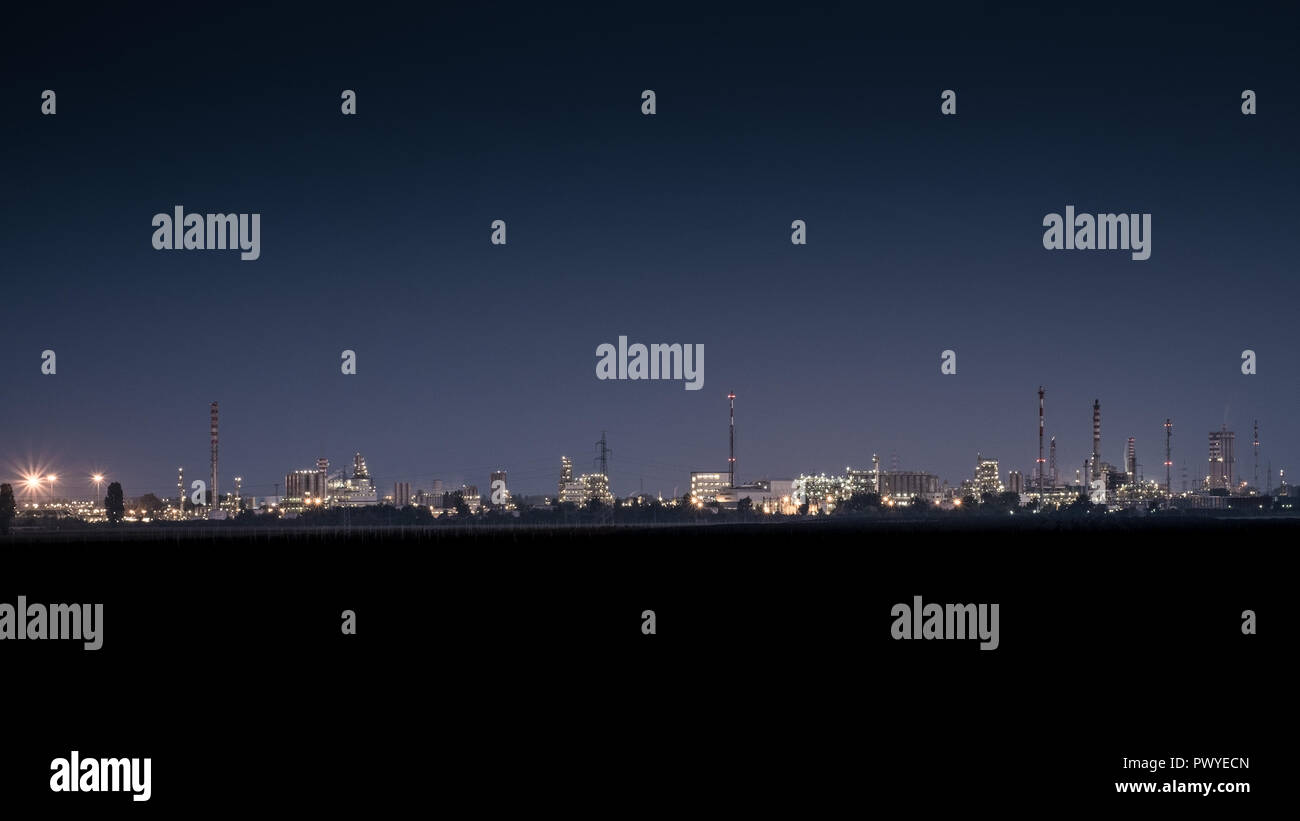 Industrielle Anlagen in der Dämmerung, Ferrara, Emilia Romagna, Italien. Stockfoto