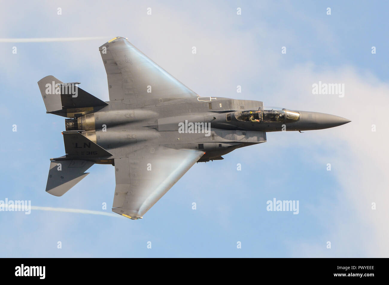USAF McDonnell Douglas F-15 Eagle fighter Geschwindigkeit mit Kondensation Wasserdampf bilden auf den Flügeln. F-15E Strike Eagle Demo Team Stockfoto