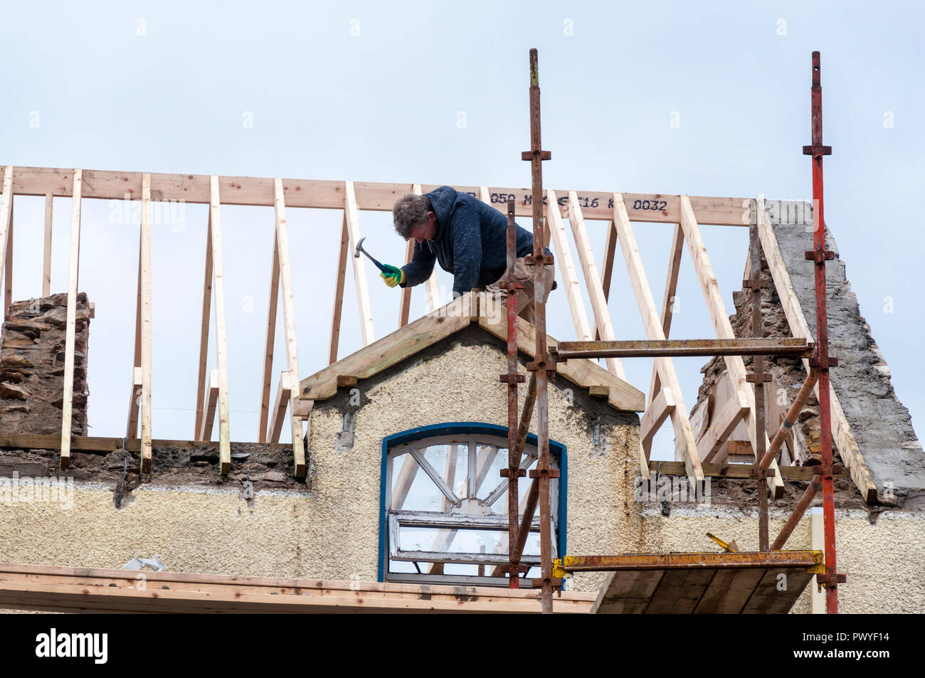 Haus Renovierung Bau einer Überdachung der Arbeitnehmer bei der Arbeit Stockfoto