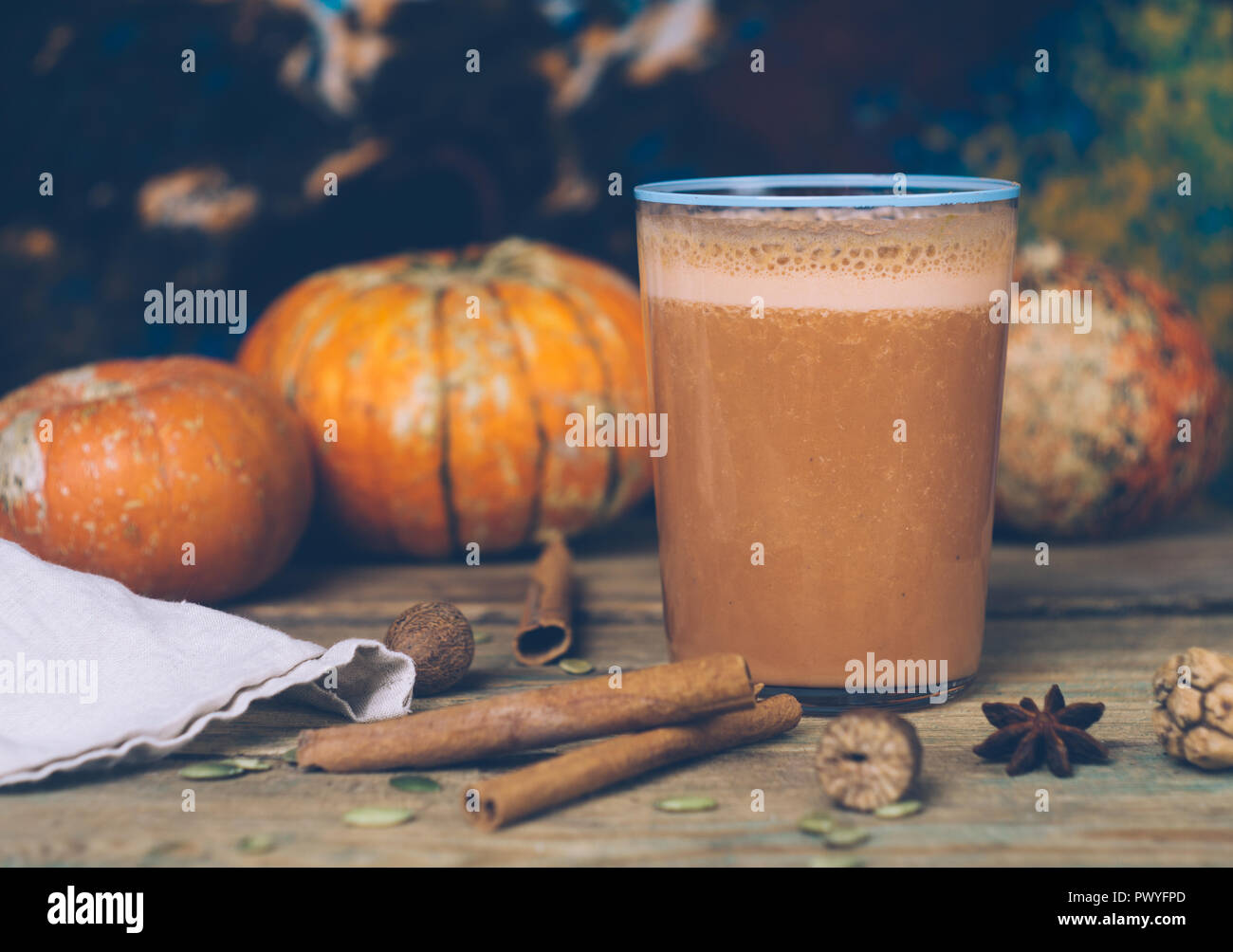 Vegan Pumpkin Pie Smoothie mit Gewürzen. Gesunde fallen Smoothie Rezept: Dairy-free-Smoothie mit Mandelmilch, Kürbispüree und Banane. Hintergrund mit Stockfoto
