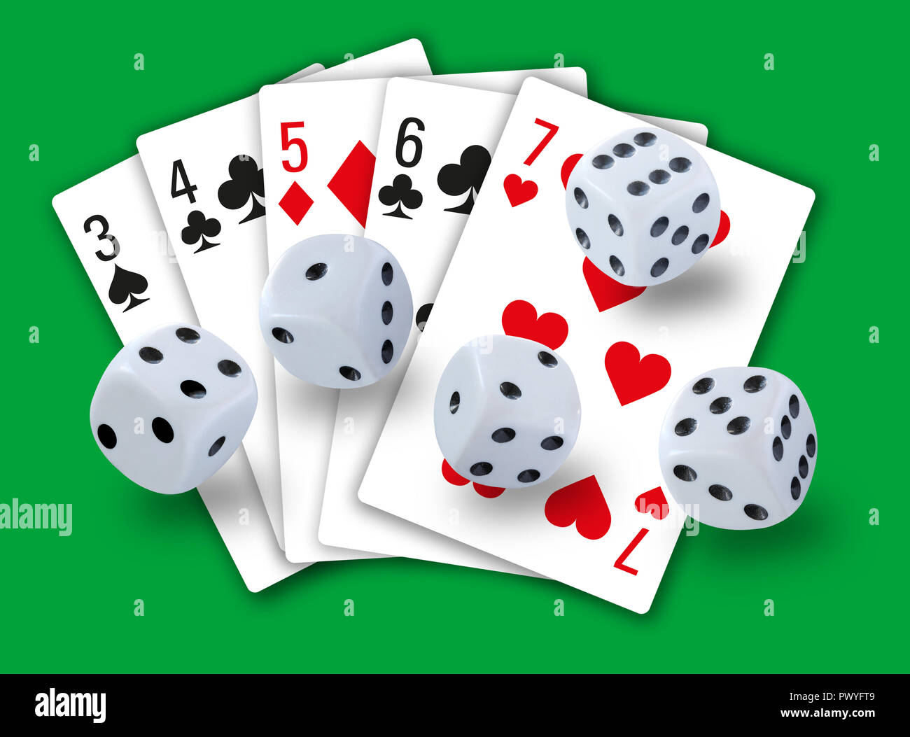 Spiel mit Würfel rollen und Karten spielen, eine Gerade in Clubs, Karo,  Herz und Pik im Hintergrund - einfaches, sauberes Design Stockfotografie -  Alamy