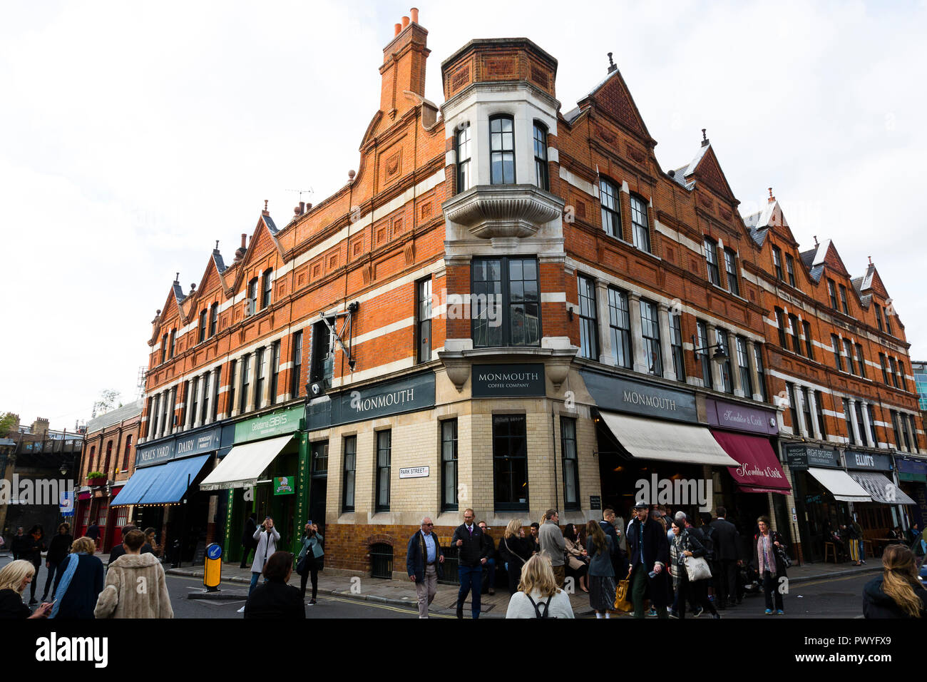 London, Großbritannien. Die Vorderseite des Monmouth Coffee Company Cafe an der Ecke Park Street und Bank. Stockfoto
