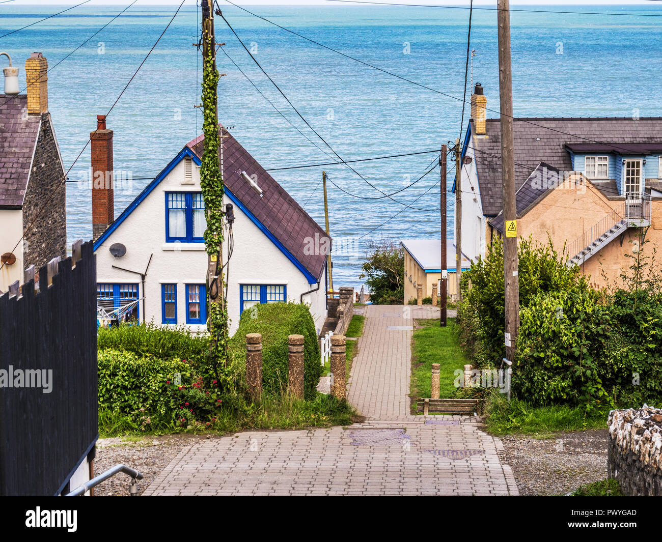Der Weg zwischen den Häusern, die zu Tresaith Strand, Ceredigion, Wales. Stockfoto