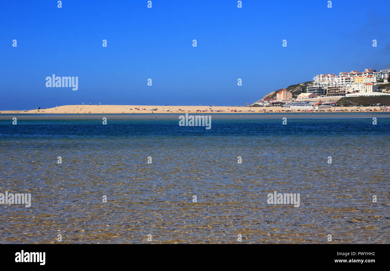 Portugal, Caldas de Rainha, Lagoa de Obidos oder Obidos Lagune und der Urlaub Stadt Foz do Arelho. Das kristallklare Wasser bei Ebbe. Stockfoto