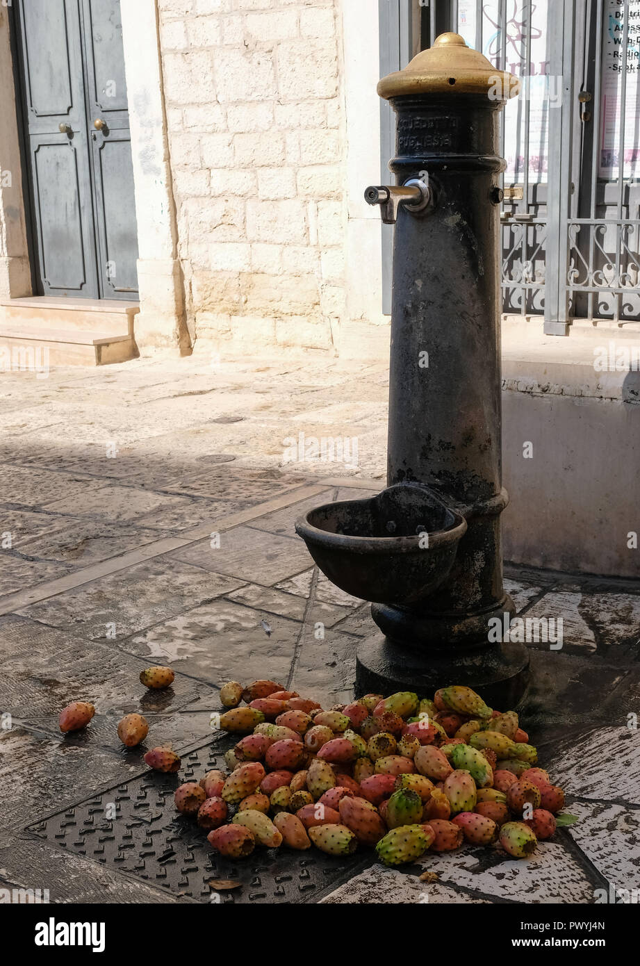 Feigenkakteen Obst auf einer Straße in Trani, Apulien, Italien. Sie haben gerade durch eine Straße Verkäufer gewaschen worden. Stockfoto