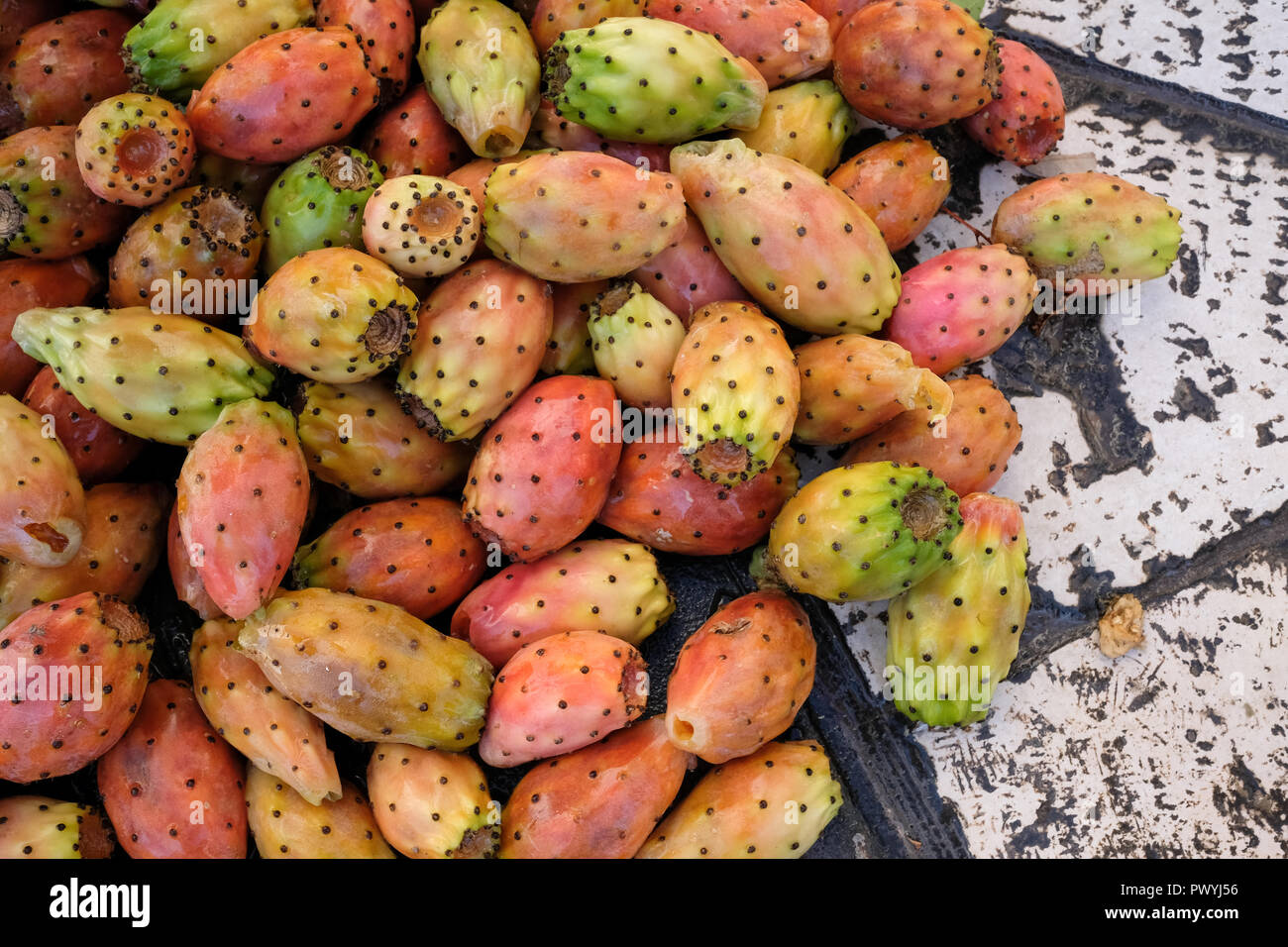 Feigenkakteen Obst auf einer Straße in Trani, Apulien, Italien. Sie haben gerade durch eine Straße Verkäufer gewaschen worden. Stockfoto