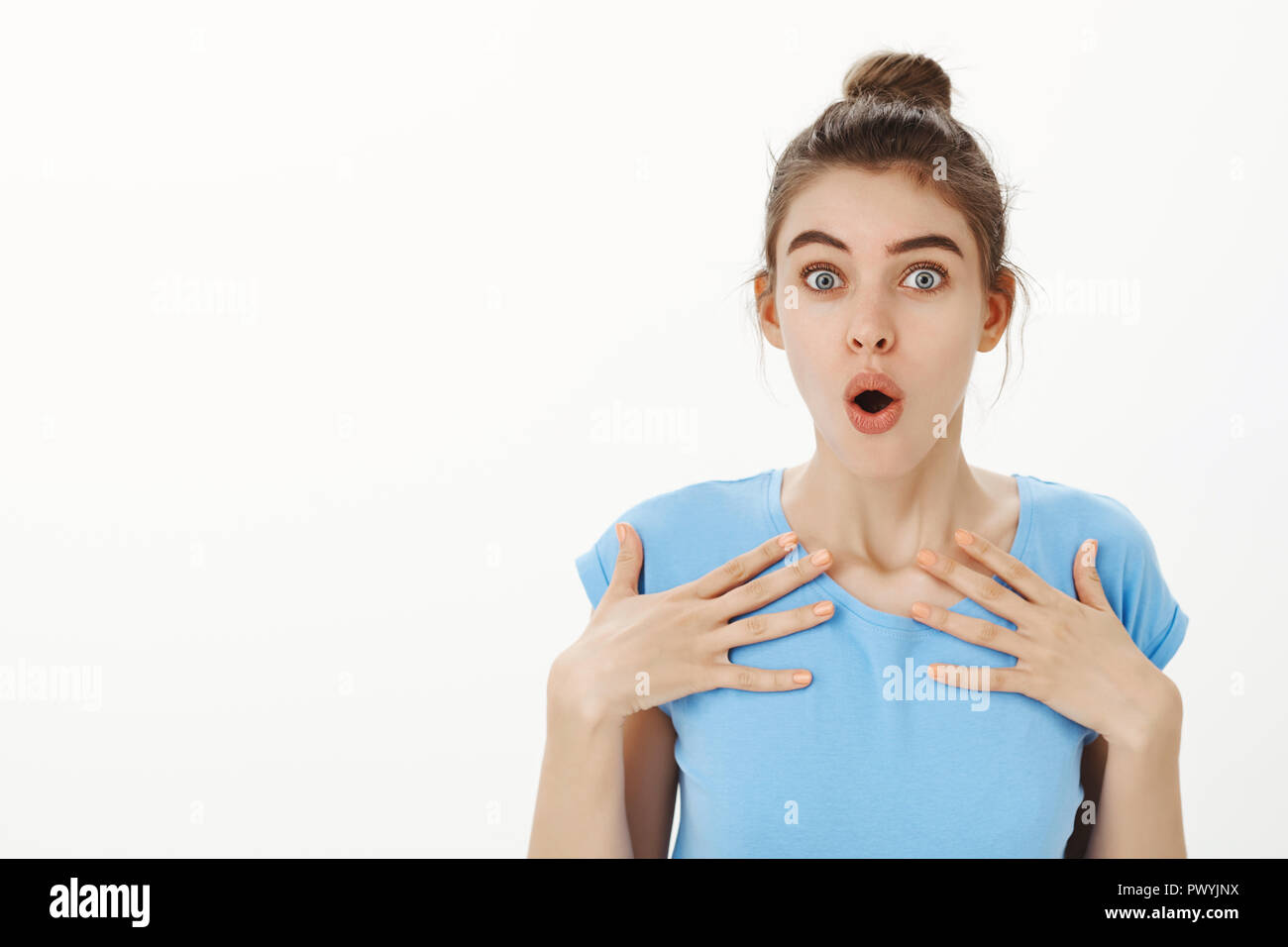 Keine Möglichkeit, Sie mich veräppeln. Portrait von gut aussehenden überrascht feminine Frau in Blau casual t-shirt, keuchend, mit Palmen auf der Brust und den Blick auf Kamera, beeindruckt und mit positiven Nachrichten schockiert Stockfoto